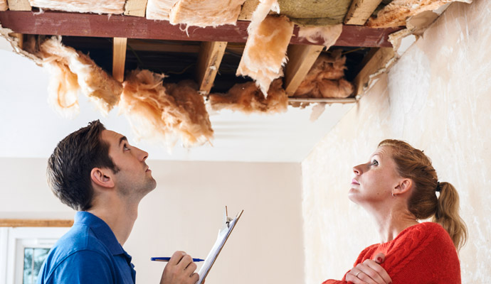 insurance-adjuster-after-home-damaged